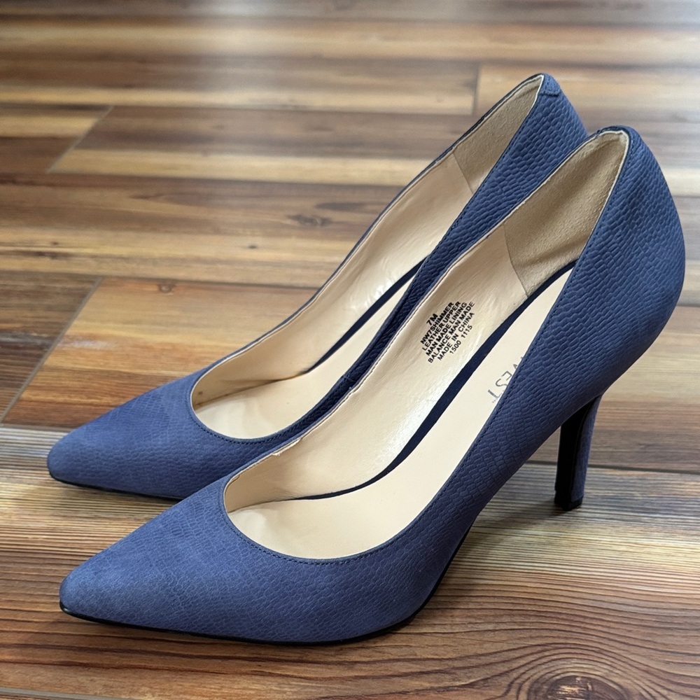 Nine West periwinkle blue leather pumps
